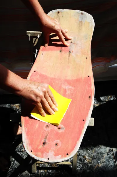 Återställa en gammal skateboard — Stockfoto