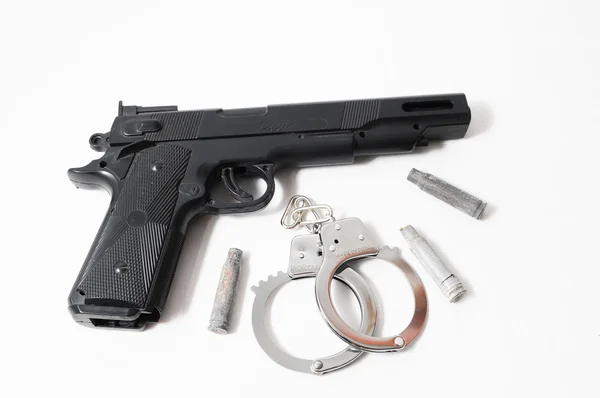 Pistol pistol och handfängsel — Stockfoto