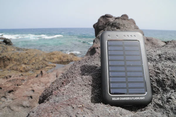 Panneau solaire - énergie sur la plage — Photo