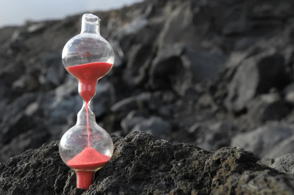 Заброшенные песочные часы — стоковое фото