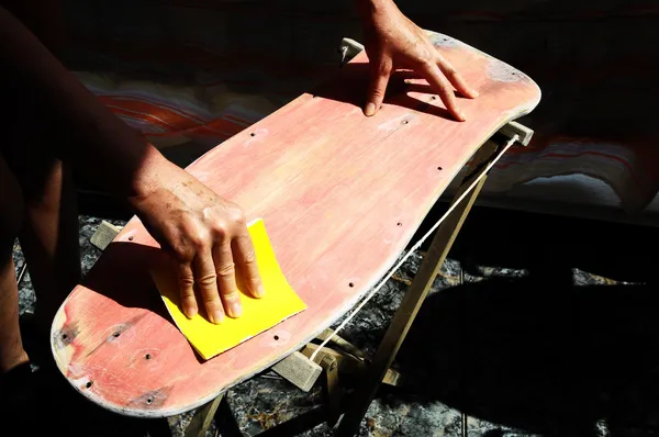 Восстановление старого скейтборда — стоковое фото