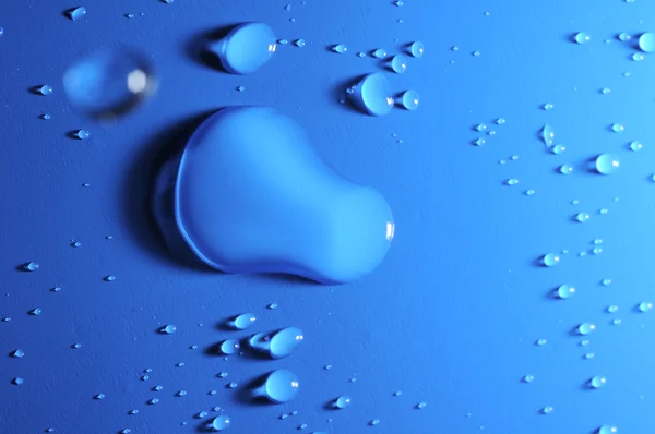 Blauwe waterdruppels — Stockfoto