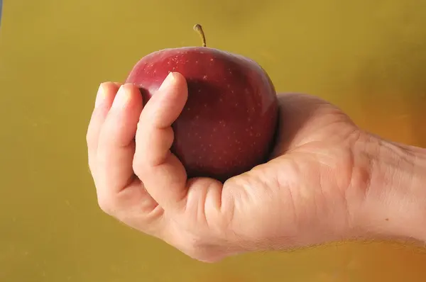 Mela sulla mano — Foto Stock