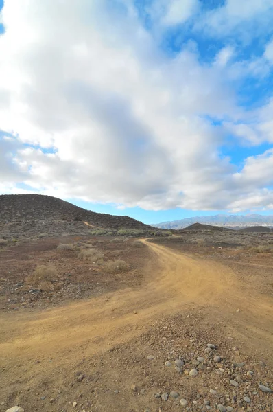 Camino de arena y rocas en el desierto — Foto de Stock