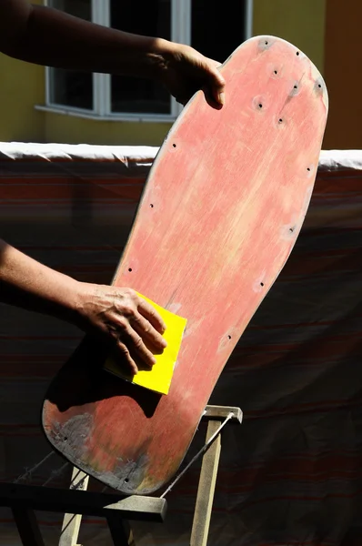 Herstellen van een oude skateboard — Stockfoto