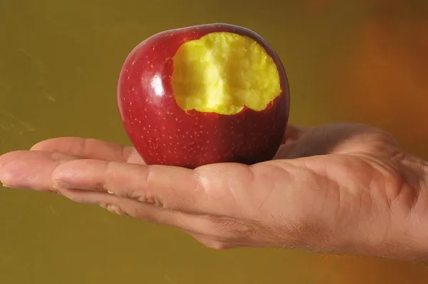 Pokousaný červené jablko — Stock fotografie