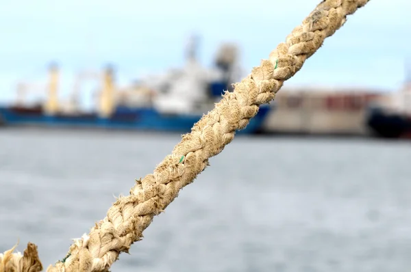 Una cuerda naval en un muelle —  Fotos de Stock