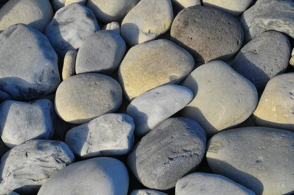 Ronde rotsen die geëffend door het water — Stockfoto