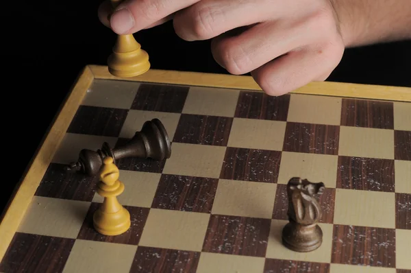 Una mano masculina izquierda jugando al ajedrez — Foto de Stock