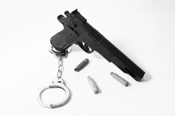 Pistool-pistool en handboeien — Stockfoto
