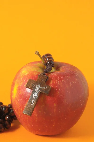 Biblia El pecado de Eva Manzana Roja —  Fotos de Stock