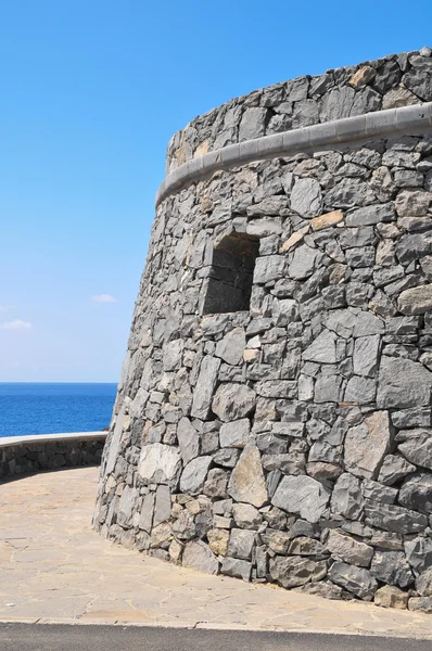 Bunker gris sur un ciel bleu — Photo