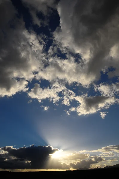 Солнечные лучи и облака — стоковое фото