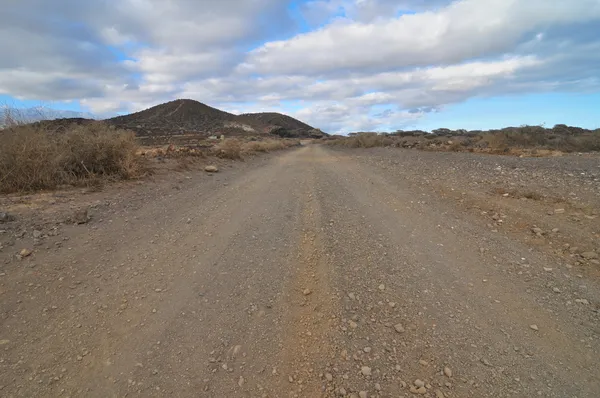 Sand och stenar road i öknen — Stockfoto