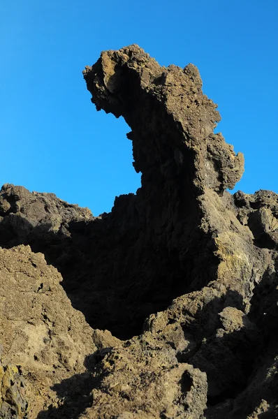 Сухие затвердевшие породы лавы — стоковое фото