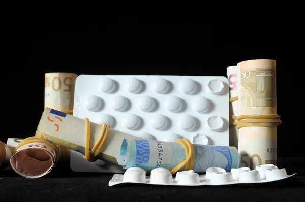 Comprimidos e dinheiro — Fotografia de Stock