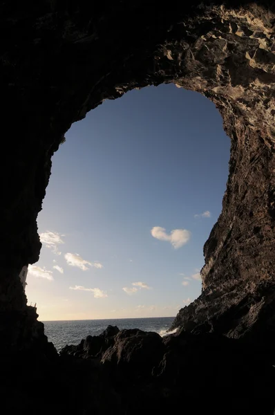 外の洞窟を見る — ストック写真