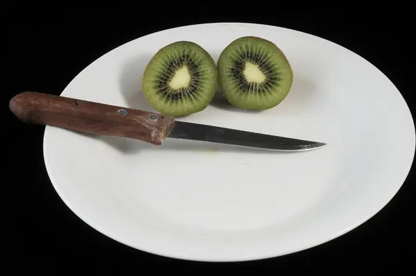 Snijden van een groen en bruin kiwi — Stockfoto