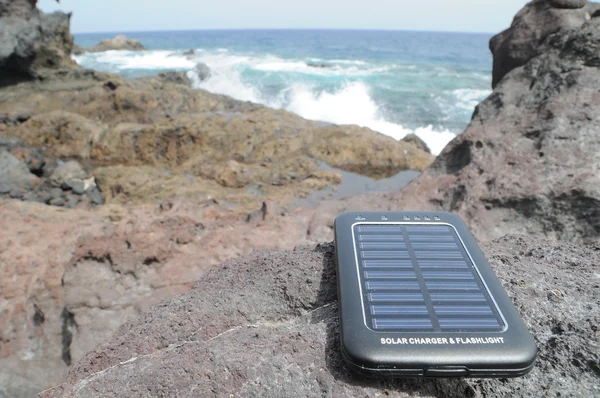 Panneau solaire - énergie sur la plage — Photo