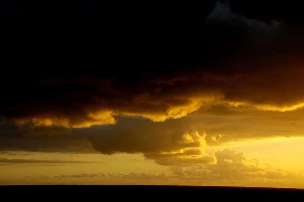 Kleurrijke wolken bij zonsondergang — Stockfoto