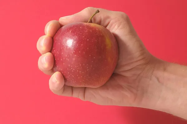 Äpple på handen — Stockfoto