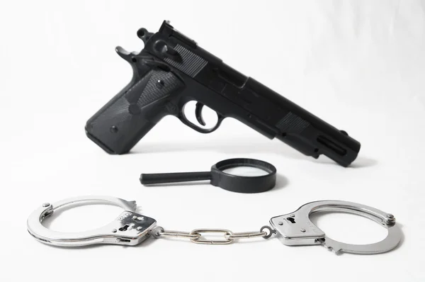 Оружие и наручники для преступлений, связанных с оружием — стоковое фото