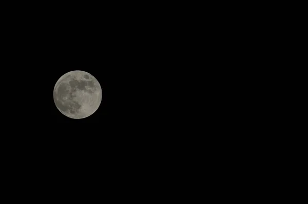 Lua cheia contra um céu negro — Fotografia de Stock