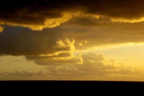 Nuages colorés au coucher du soleil — Photo