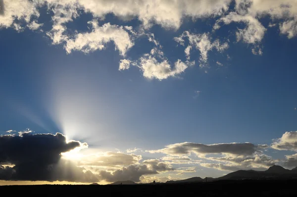 Zonnestralen en wolken — Stockfoto