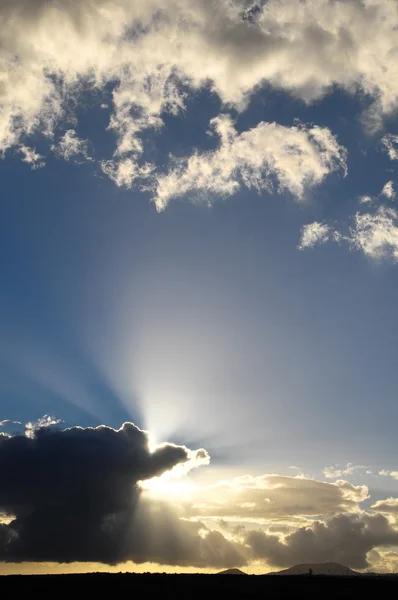 Солнечные лучи и облака — стоковое фото