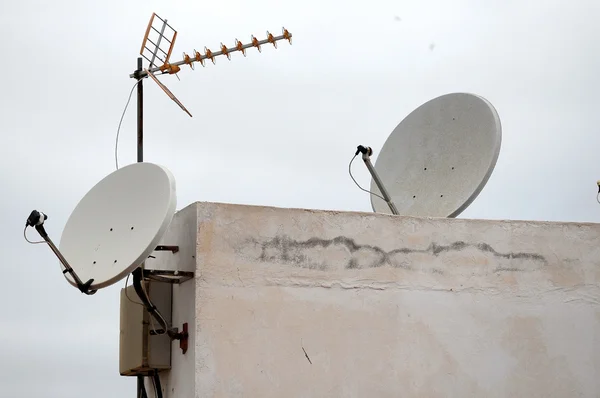 Antennas on a Roof over Cloudy Sky — Stock Photo, Image