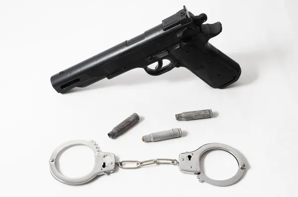 Pistol Gun and Handcuffs — Stock Photo, Image