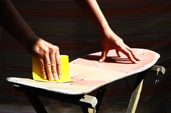 Herstellen van een oude skateboard — Stockfoto