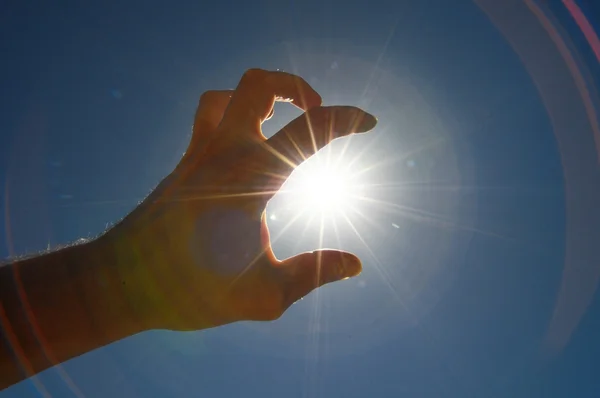 Jednou rukou chytání slunce — Stock fotografie