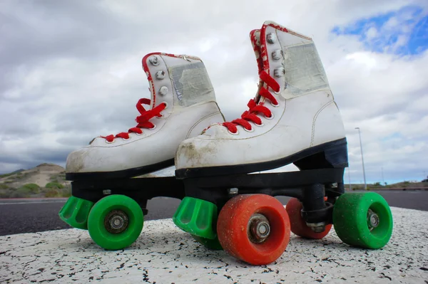老旧的白溜冰鞋 — 图库照片