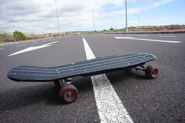 Vintage stil svart longboard skateboard — Stockfoto