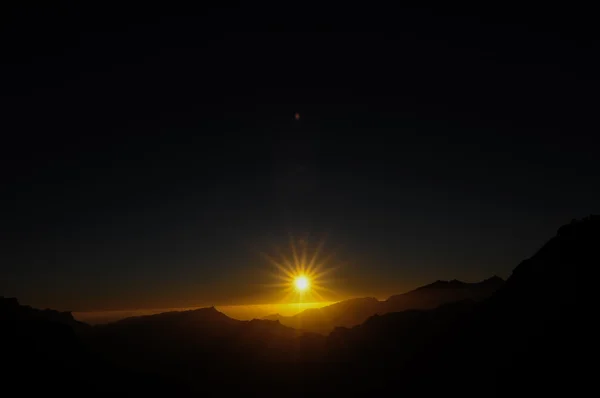Coucher de soleil sur les montagnes — Photo