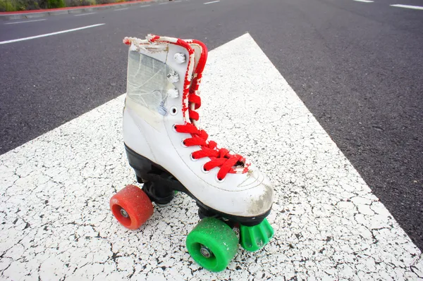 Bota de skate blanca vintage vieja —  Fotos de Stock