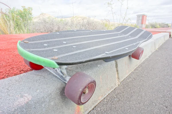 Vintage stil svart longboard skateboard — Stockfoto