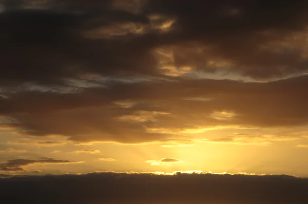 Gekleurde zonsondergang wolken — Stockfoto