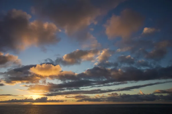 Colred bulutlarcolred wolken — Stockfoto