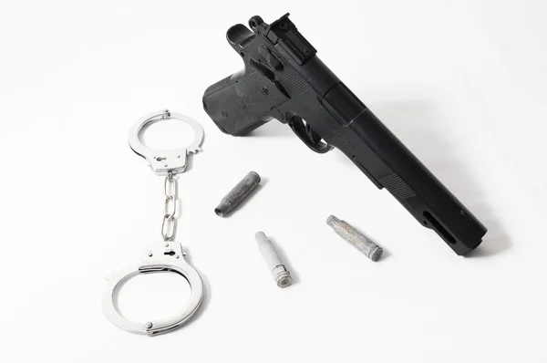 Pistolet maszynowy i kajdanki — Zdjęcie stockowe