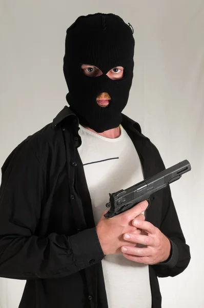 Hombre sosteniendo un arma de fuego —  Fotos de Stock