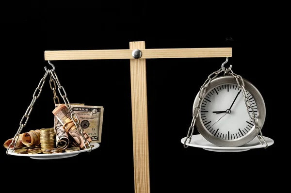 Ρολόι και ώρα νομίσματος είναι έννοια του χρήματος — Φωτογραφία Αρχείου
