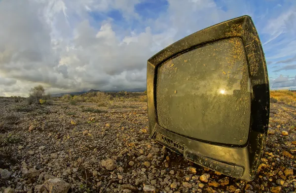 Övergivna trasiga TV — Stockfoto