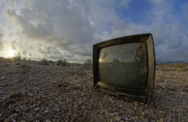 Opuszczony zepsuty telewizor — Zdjęcie stockowe