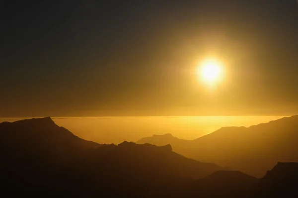 Solnedgång över bergen — Stockfoto