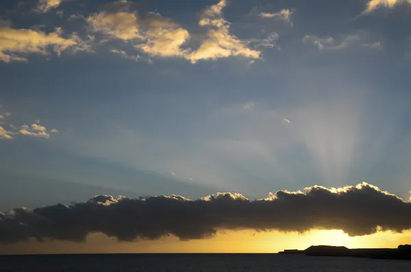 Kleurrijke wolken bij zonsondergang — Stockfoto