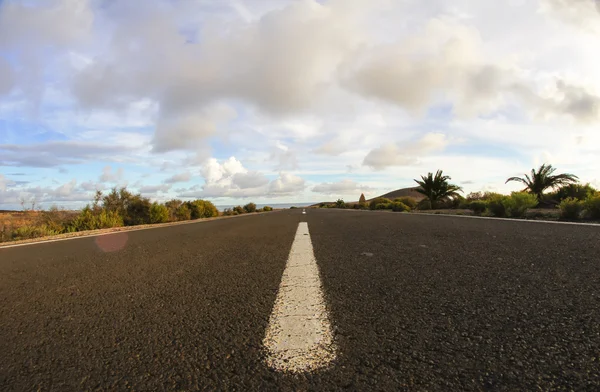 Lange lege woestijnweg — Stockfoto