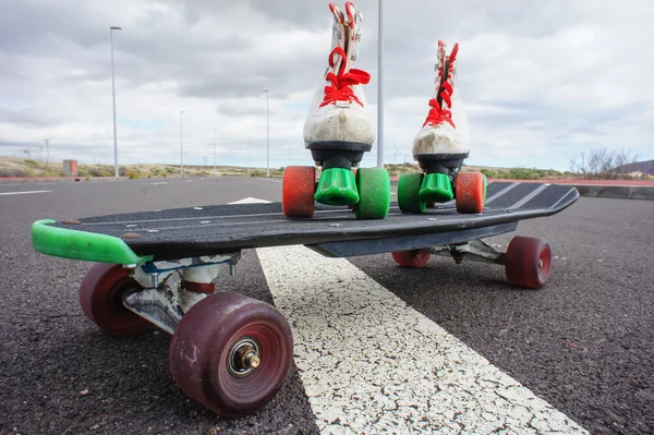 Staré vintage bílé skate boty — Stock fotografie